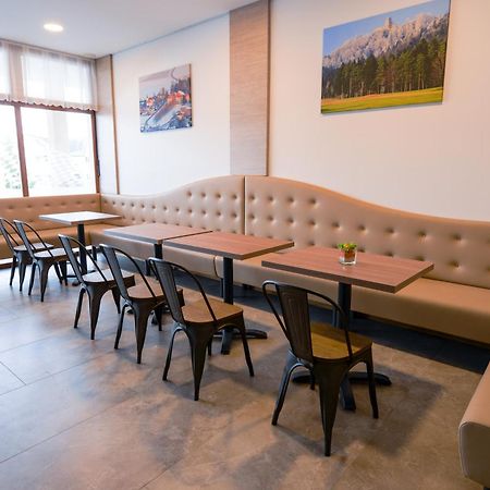 Hotel Baron Smlednik Bagian luar foto