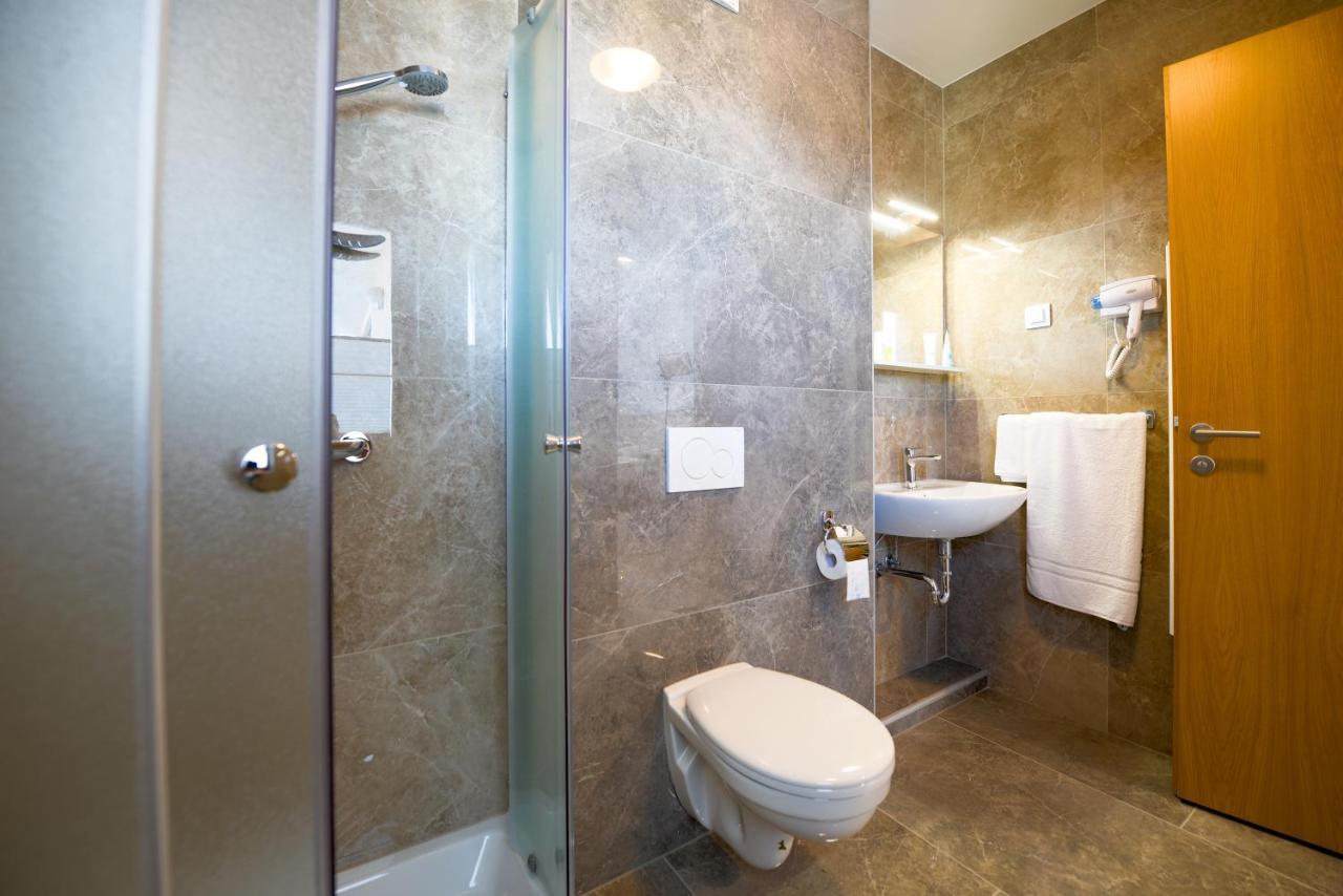 Hotel Baron Smlednik Bagian luar foto