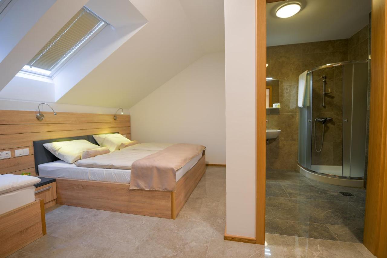 Hotel Baron Smlednik Bagian luar foto