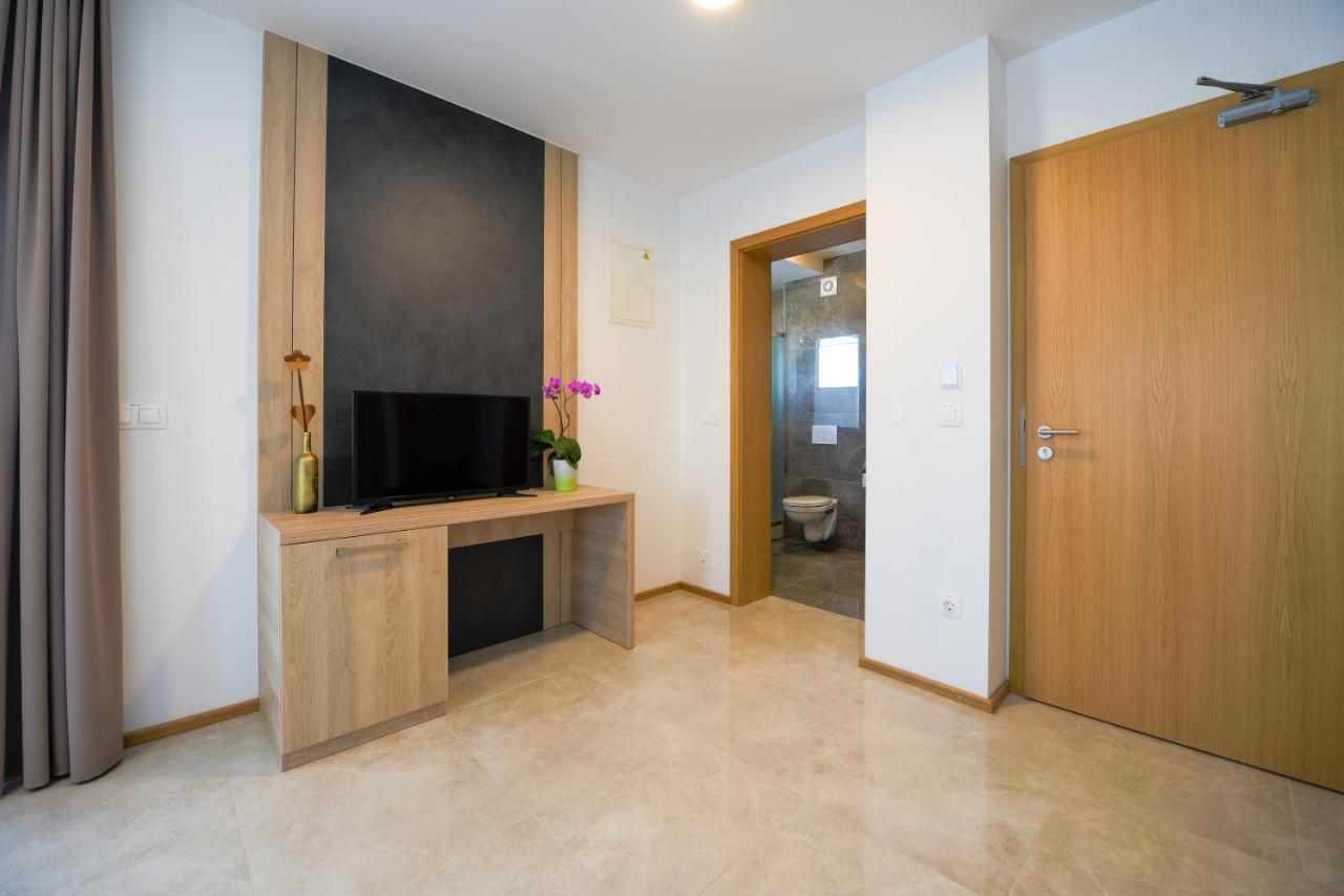 Hotel Baron Smlednik Bagian luar foto